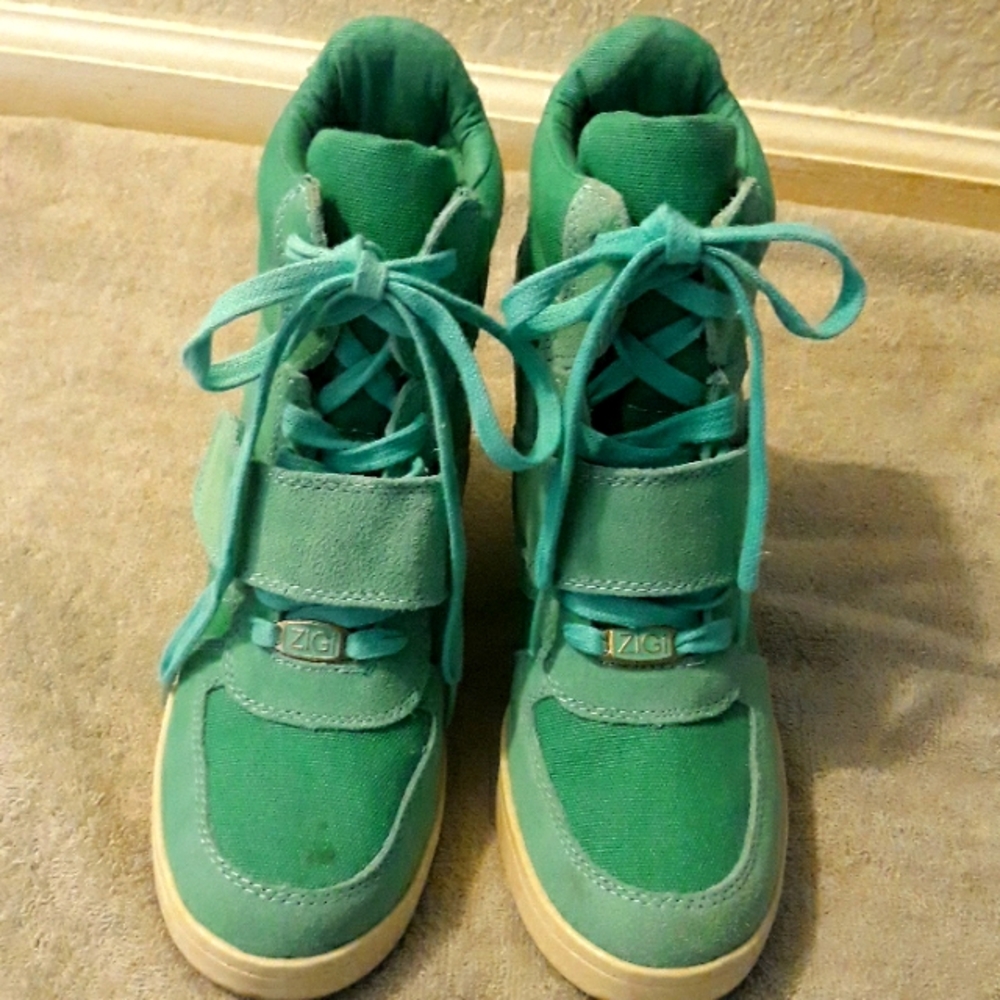 Wedge sneaker